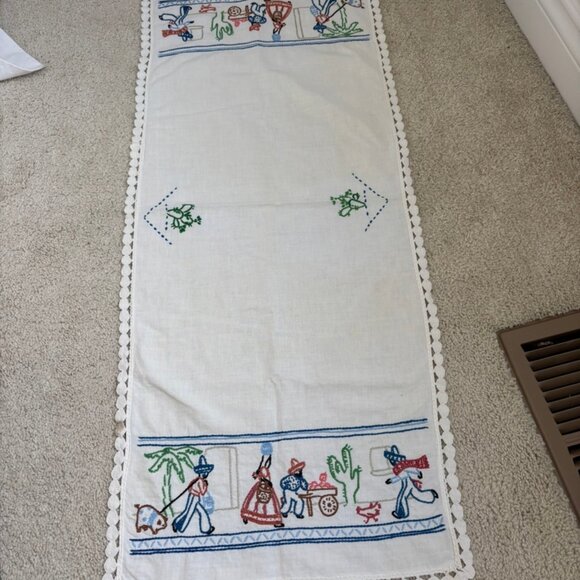 Vintage hand-embroidered table linen/runner Mexican-themed folk art design - Picture 3 of 8
